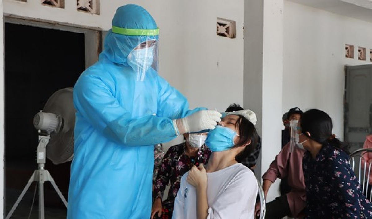 Test nhanh Covid-19 tại huyện Cẩm Xuyên. Ảnh: CTV