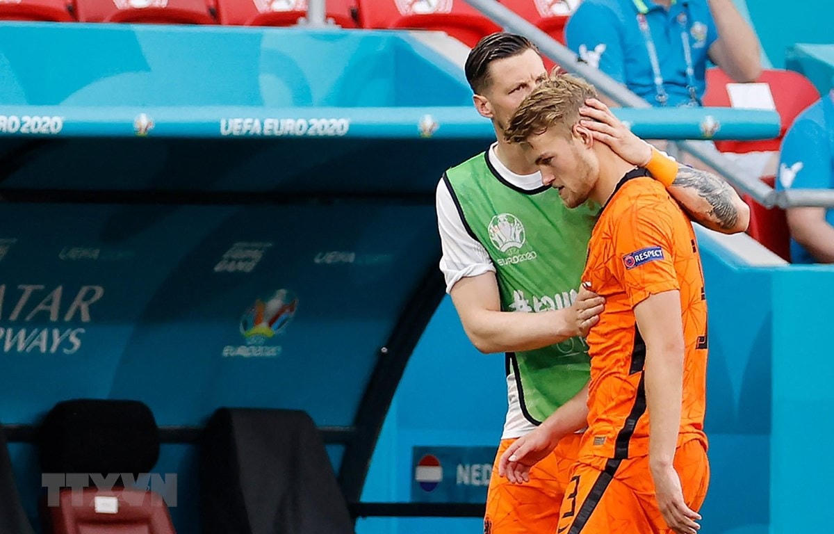 Cầu thủ Matthijs de Ligt (phải), đội Hà Lan rời sân sau khi nhận thẻ đỏ do dùng tay cản bóng trong trận đấu với CH Séc tại vòng 16 đội, Vòng chung kết EURO 2020. (Ảnh: AFP/TTXVN).