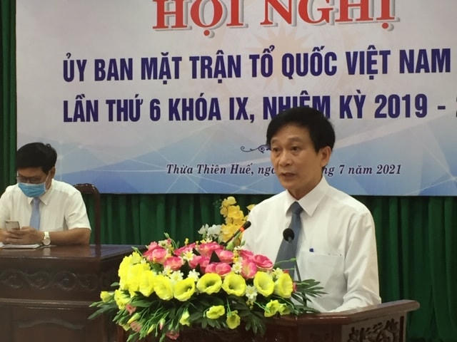 Phó Chủ tịch thường trực Ủy ban MTTQ Việt Nam tỉnh Thừa Thiên - Huế Nguyễn Hữu Lạc trình bày báo cáo.
