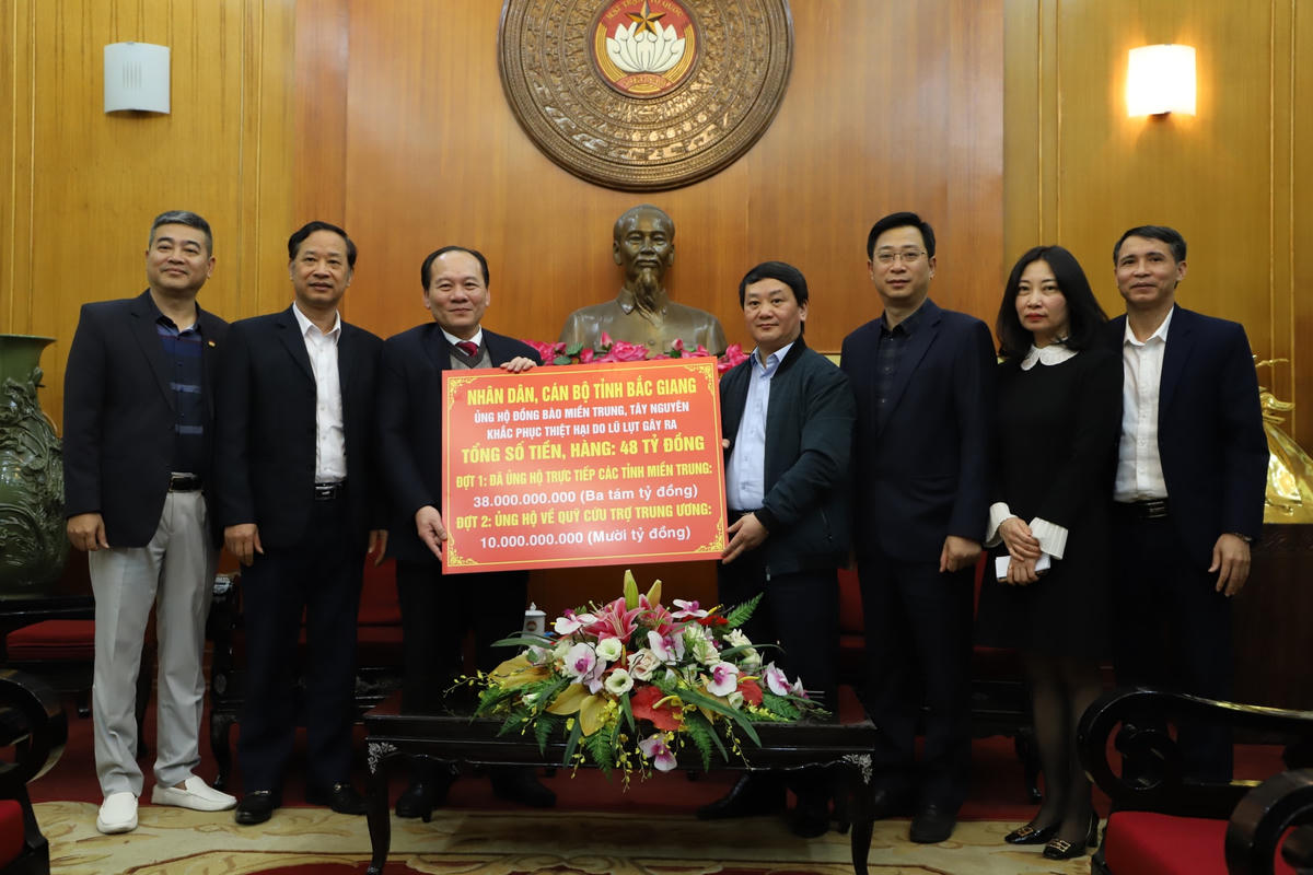 Phó Chủ tịch - Tổng Thư ký Hầu A Lềnh và các đại biểu tại lễ tiếp nhận.