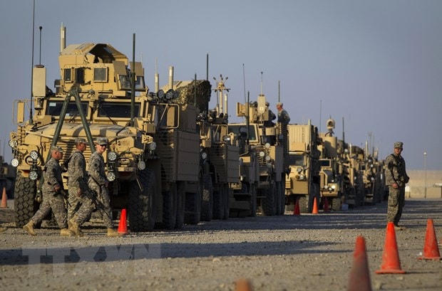 Binh sĩ Mỹ cùng khí tài quân sự chuẩn bị rời khỏi căn cứ gần Nasiriyah, Iraq. (Ảnh: AFP/TTXVN).