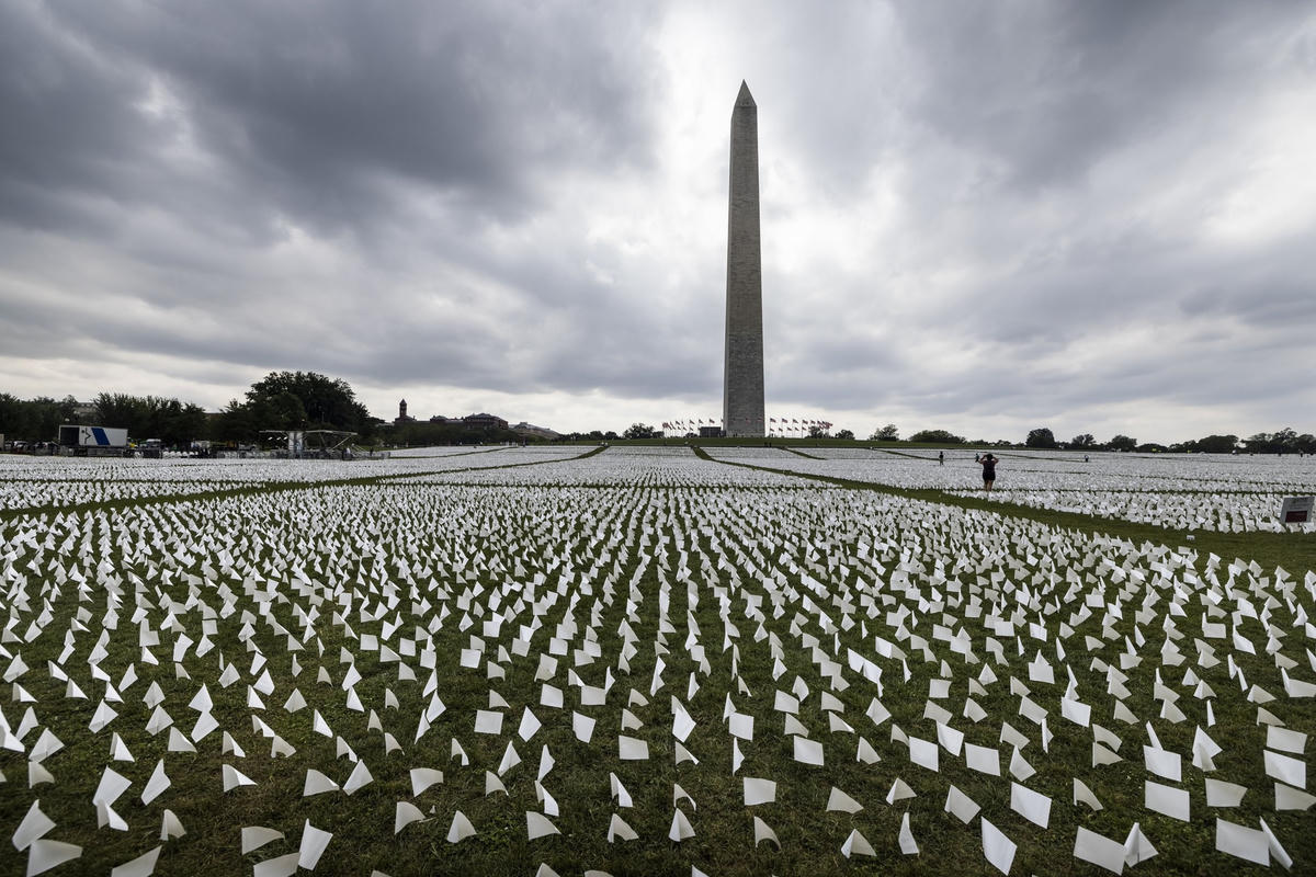 Tượng đài Washington với những lá cờ trắng là một phần trong tác phẩm nghệ thuật sắp đặt tạm thời của nghệ sĩ Suzanne Brennan Firstenberg, "Ở Mỹ: Hãy nhớ", để tưởng nhớ những người Mỹ đã thiệt mạng do đại dịch Covid-19 tại công viên quốc gia National Mall ở Washington D.C. Ảnh: AP.  