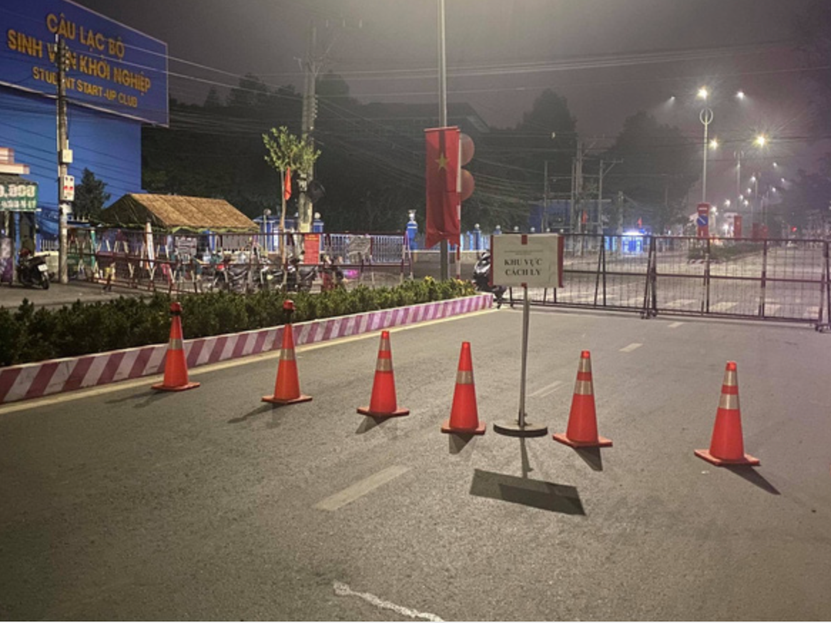 Đường Trần Văn Ơn, nơi có cổng chính của Đại học Thủ Dầu Một bị phong tỏa ngay trong đêm. Nguồn: Báo Tuổi trẻ.