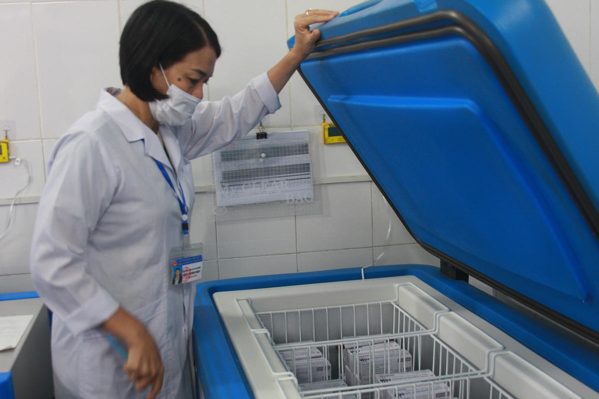 Vaccine Covid-19 được CDC Thừa Thiên - Huế bảo quản kỹ lưỡng trong kho lạnh với nhiệt độ thích hợp.