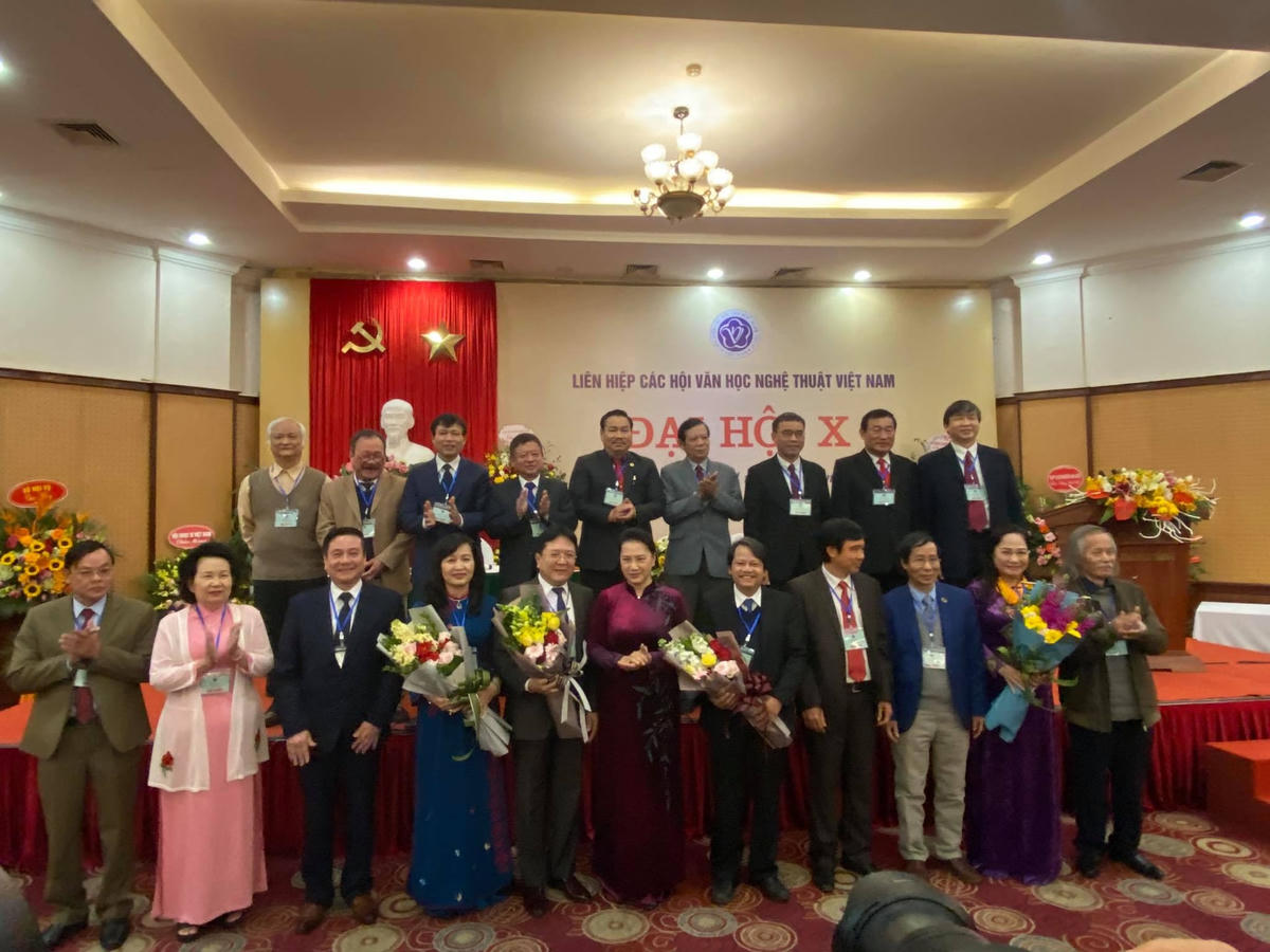 Chủ tịch Quốc hội Nguyễn Thị Kim Ngân chụp ảnh cùng Đoàn Chủ tịch khoá X. Ảnh: Lâm Hiển.
