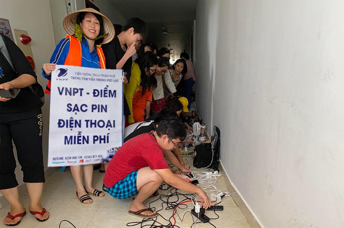 VNPT thiết lập các điểm sạc pin điện thoại miễn phí hỗ trợ đồng bào vùng bão lũ.