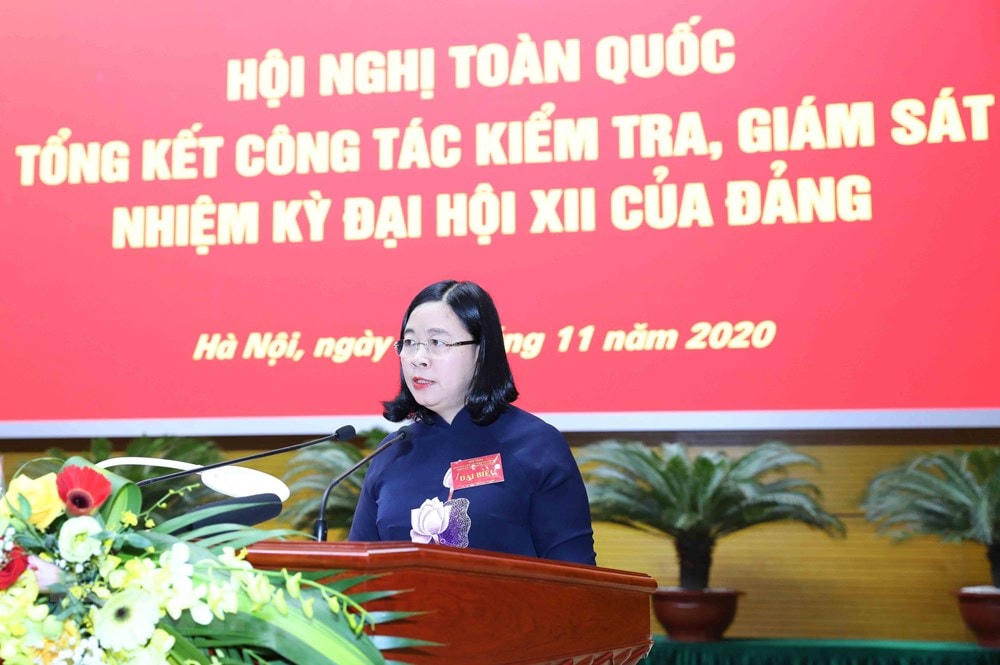 Bà Bùi Thị Thu Hoài, Ủy viên Trung ương Đảng, Phó Chủ nhiệm Ủy ban Kiểm tra Trung ương trình bày Báo cáo tổng kết công tác kiểm tra, giám sát nhiệm kỳ Đại hội XII. Ảnh: Phương Hoa/TTXVN.