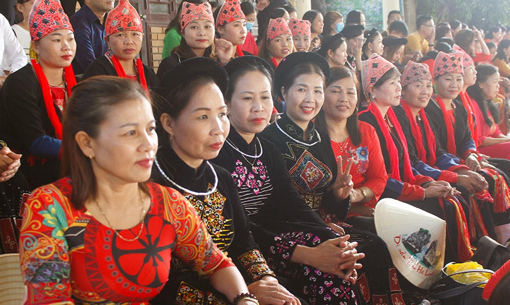 Bên cạnh áo dài, nhiều trạng phục của phụ nữ dân tộc thiểu cũng được quảng bá trong sự kiện.