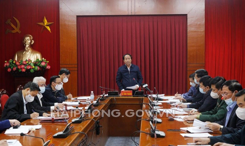 Ông Lê Văn Thành, Bí thư Thành ủy, Chủ tịch HĐND thành phố phát biểu tại cuộc họp.  