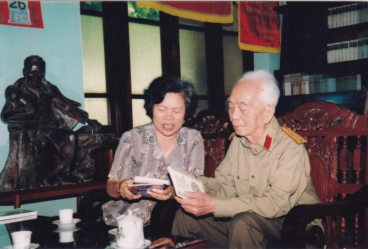 Đại tướng Võ Nguyên Giáp trò chuyện với bà Nguyễn Thị Mỹ Dung tại nhà riêng năm 2005.