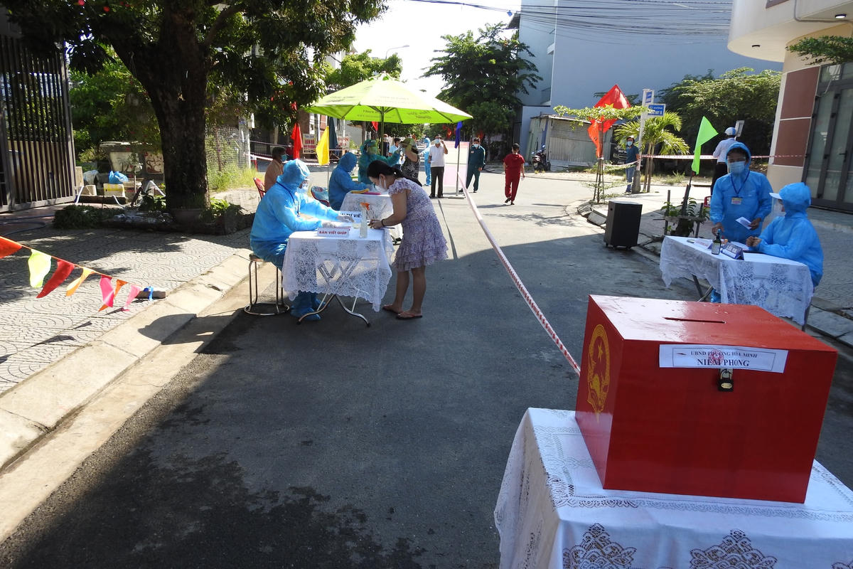 Hòm phiếu được Tổ  bầu cử đặt trước nhà dân tại khu vực "phong tỏa mềm", phường Hòa Minh, quận Liên Chiểu (Đà Nẵng). Ảnh: Bình Nguyên.