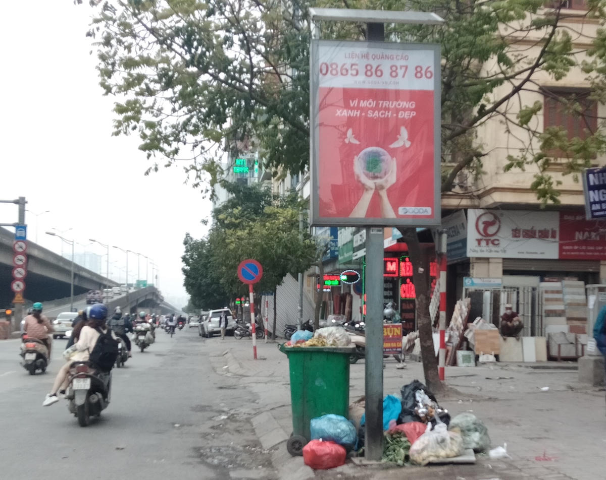 ... thay vào đó là một thùng đựng rác khác nhem nhuốc.