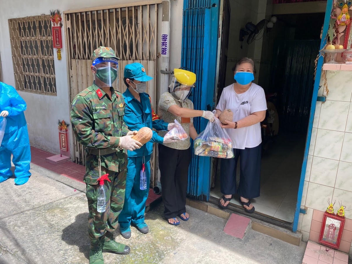 Hàng hóa được trao cho người dân có đơnNgoài đi chợ hộ, nhiều hộ dân nghèo, hộ khó khăn, hộ dân trong vùng phong tỏa có điều kiện vật chất khó khăn cũng được hỗ trợ miễn phí nhiều loại hàng hóa, nhu yếu phẩm.Toàn bộ công việc này được thực hiện tại nhà để đảm bảo an toàn cho phòng chống dịch.