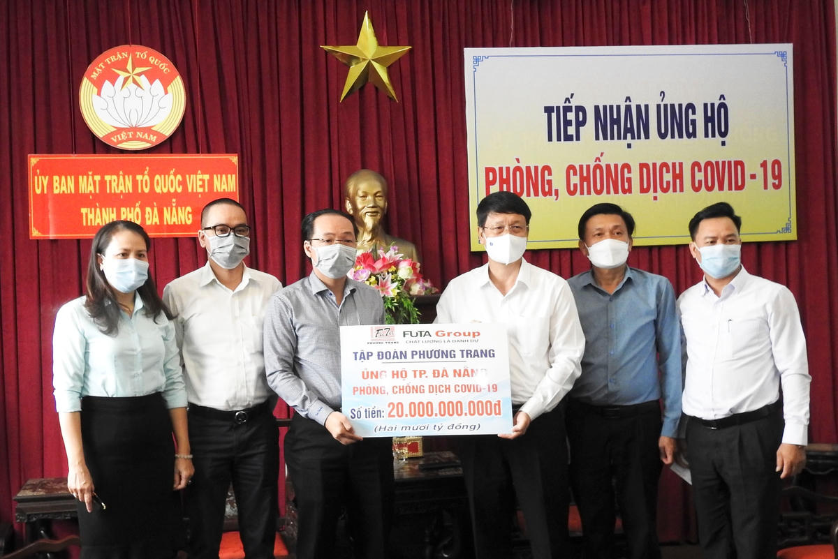 Chủ tịch Ủy ban MTTQ Việt Nam TP Đà Nẵng tiếp nhận ủng hộ từ Công ty CP đầu tư – Tập đoàn Phương Trang 20 tỷ đồng.