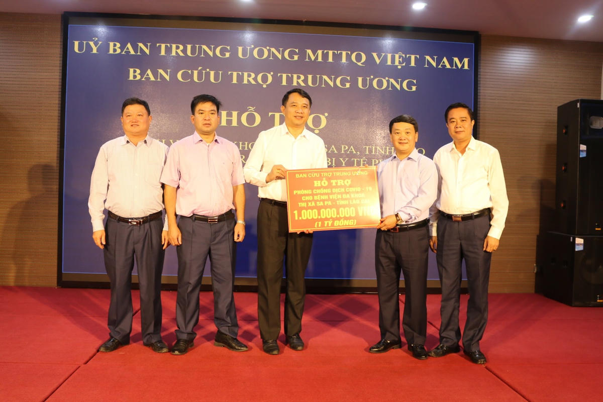 Ủy viên Trung ương Đảng, Phó Chủ tịch - Tổng Thư ký UBTƯ MTTQ Việt Nam Hầu A Lềnh trao số tiền 1 tỷ đồng cho đại diện Bệnh viện Đa khoa thị xã Sa Pa.