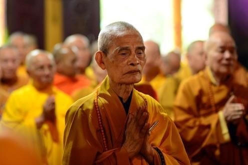 Đức Pháp chủ Thích Phổ Tuệ trong lễ cầu nguyện tại chùa Quán Sứ, Hà Nội. Ảnh: GHPGVN.