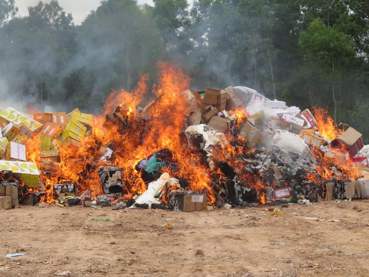 Lực lượng chức năng Quảng Ngãi tiêu hủy hàng hóa nhập lậu.