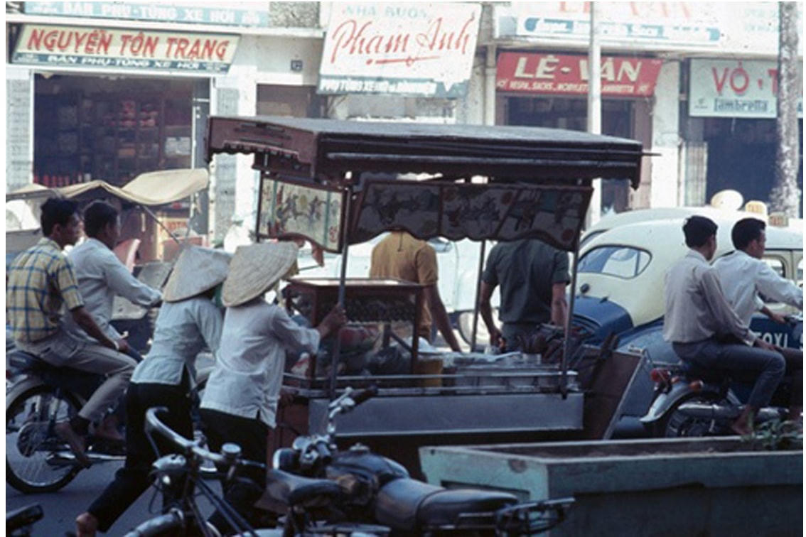 Sài Gòn năm 1968 - Xe mì trên phố Lê Lợi.