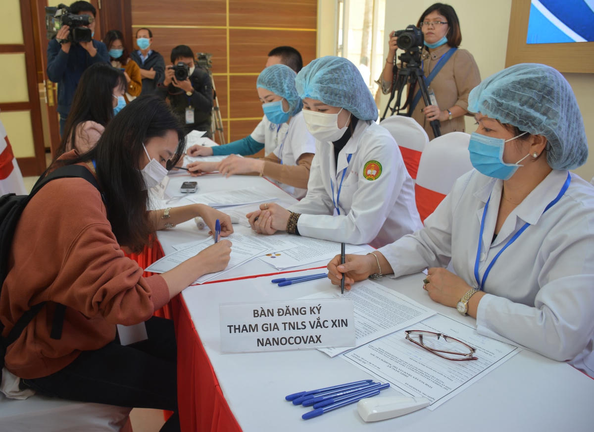 Tình nguyện viên tham gia đăng ký tiêm thử nghiệm vaccine Covid-19 do Việt Nam điều chế tại Học viện Quân y. Ảnh: Thái Sơn.