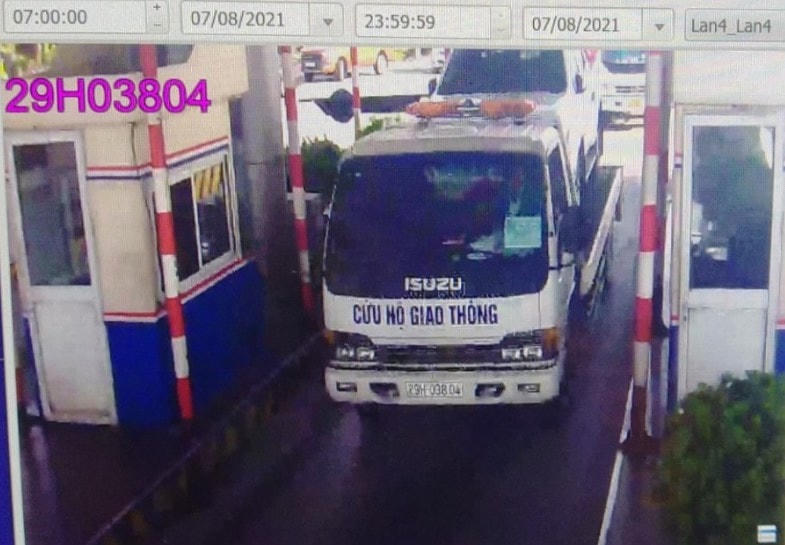 Xe cứu hộ đi vào làn "luồng xanh", qua chốt mà không có sự kiểm tra nào.