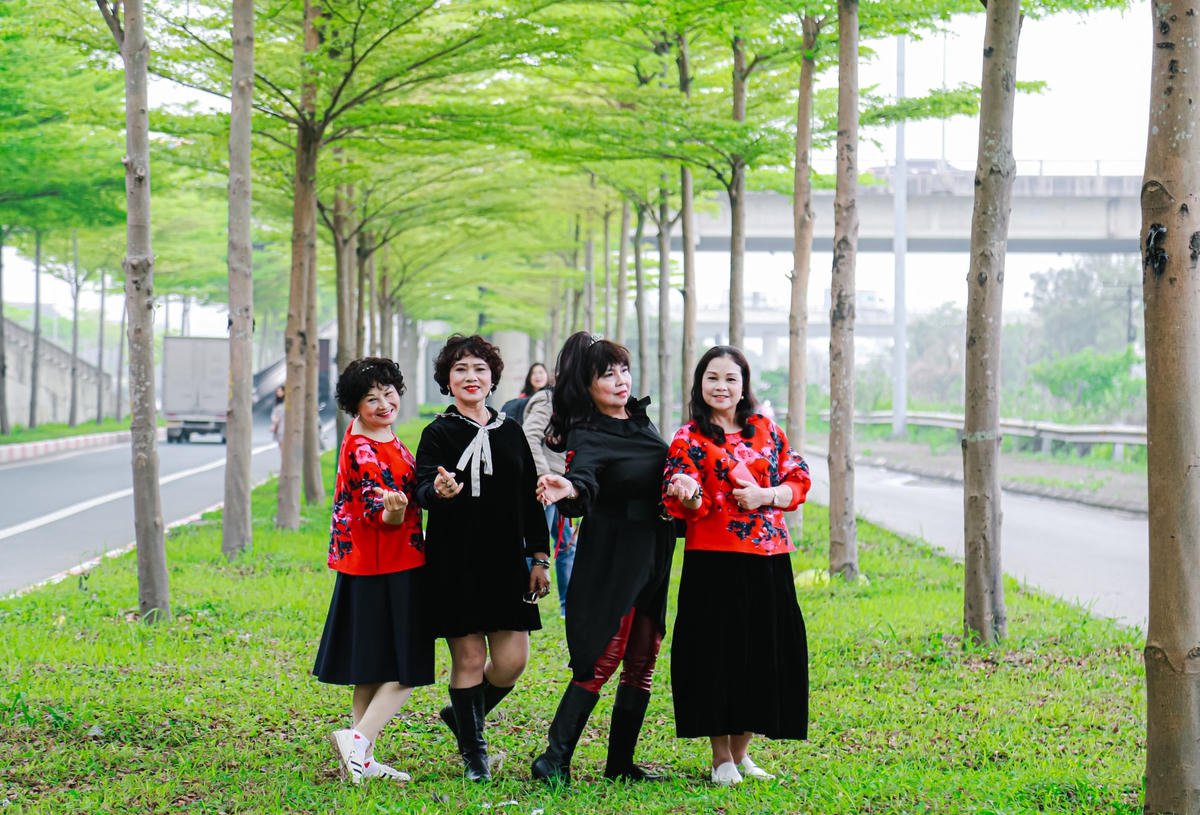 Không chỉ những bạn trẻ tới chụp ảnh, mà ngay cả những người lớn tuổi cũng đã chuẩn bị trang phục đến để trải nghiệm. Cô Trần Thu Trang, 52 tuổi cho hay: “Thời điểm trước do bị mắc Covid- 19 tôi đã  "săn hụt" khi bàng lá nhỏ chuyển vàng nên khi thấy cộng đồng mạng chia sẻ về con đường này  chuyển màu lá xanh mơn mởn, đã tìm tới ngay”.