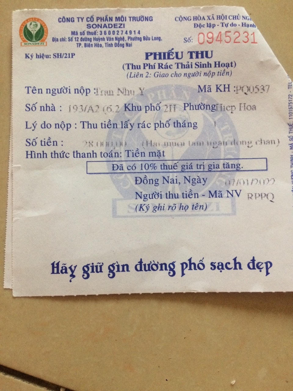 Hóa đơn thu tiền rác do Công ty CP môi trường Sonadezi phát hành thể hiện mức thu là 28.000 đồng/tháng.