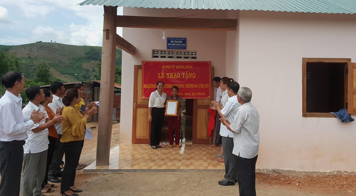 Trao nhà tình nghĩa cho bà H’Lối Byă ở buôn Chàm A, xã Cư Drăm từ nguồn vốn Chương trình 04.