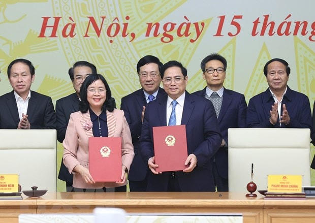 Thủ tướng Phạm Minh Chính và Bí thư Trung ương Đảng, Trưởng ban Dân vận Trung ương Bùi Thị Minh Hoài ký kết Chương trình phối hợp giai đoạn 2021-2026. (Ảnh: Dương Giang/TTXVN).