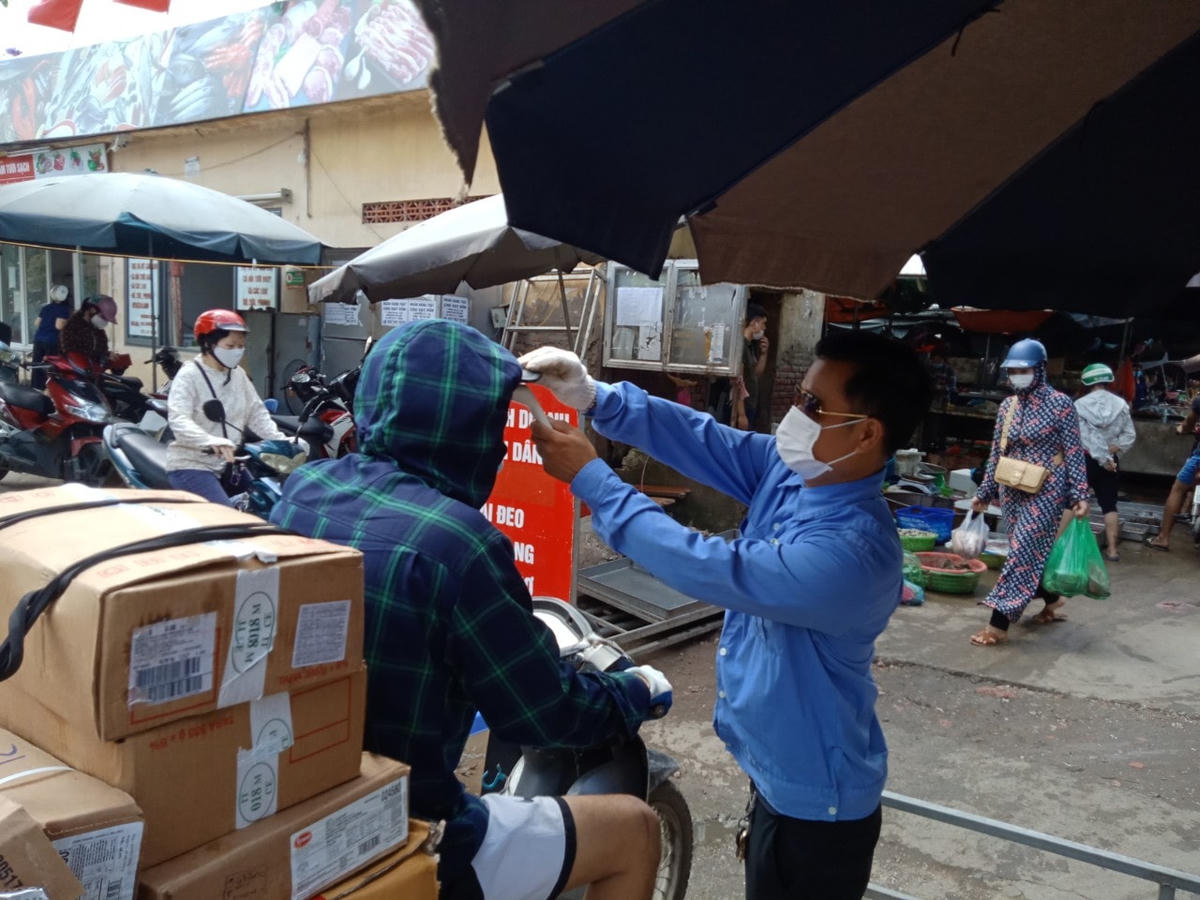 [ẢNH] Chợ tạm vẫn hoạt động, người dân còn lơ là chủ quan phòng dịch