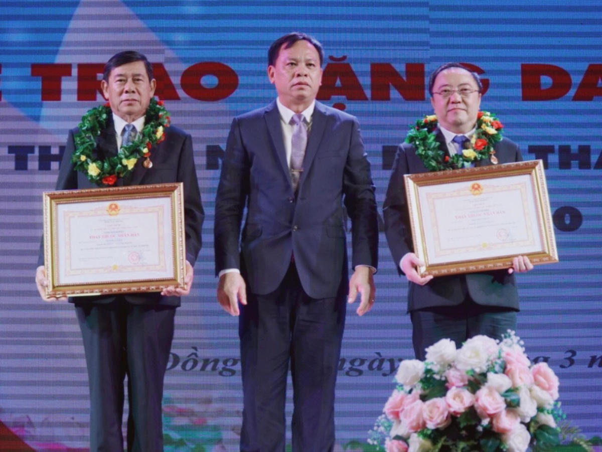 Giám đốc Sở Y tế ông Phan Huy Anh Vũ và nguyên Phó giám đốc Sở Huỳnh Cao Hải nhận bằng chứng nhận danh hiệu Thầy thuốc Nhân dân.