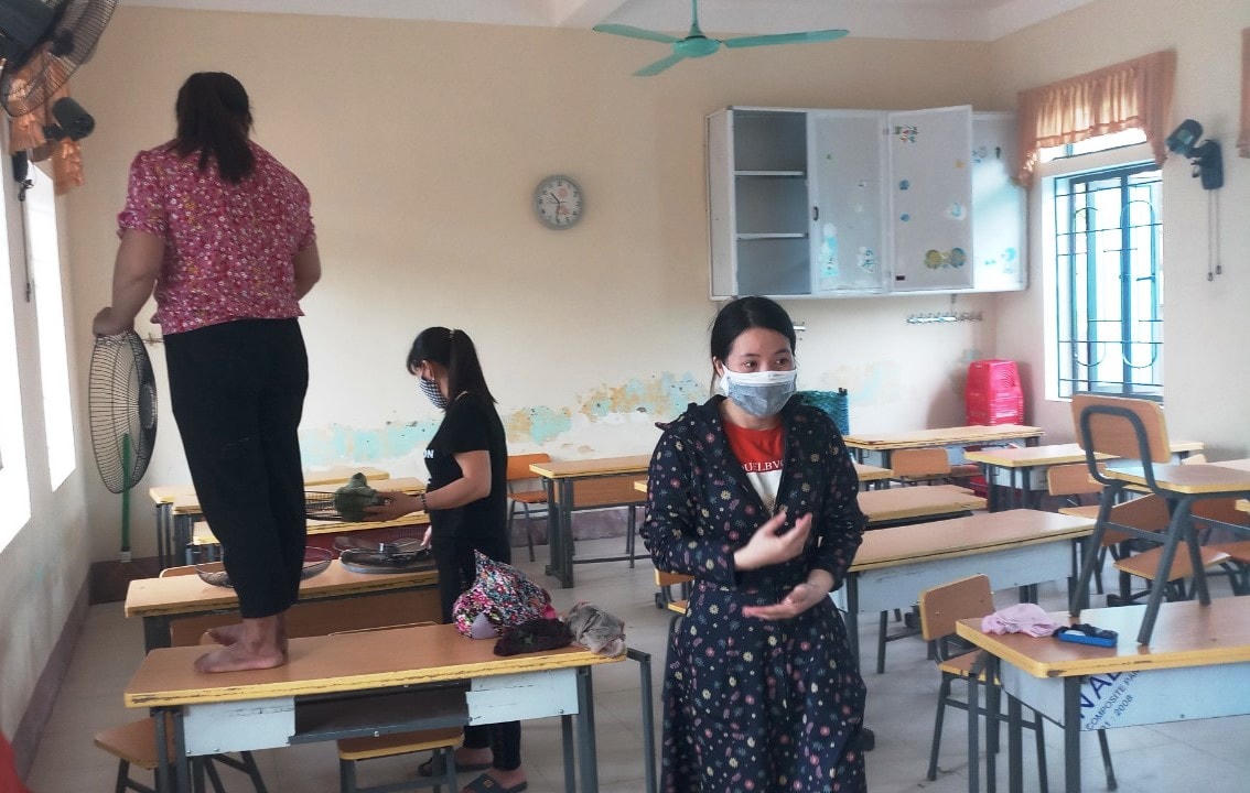 Phụ huynh dọn dẹp chuẩn bị cho con em vào học.