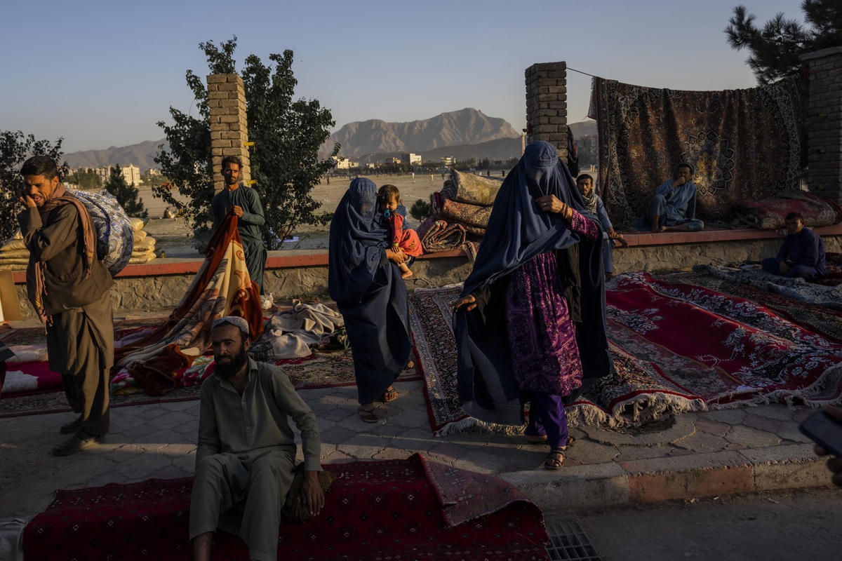 Khu chợ đồ cũ nơi các gia đình bán vật dụng cũ ở thủ đô Kabul, Afghanistan trước khi rời khỏi đất nước (15/9/2021). Ảnh AP.