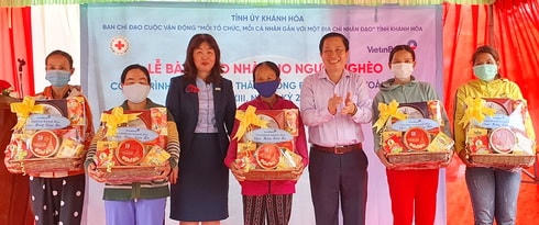 Ông Hà Quốc Trị, Phó Bí thư Tỉnh ủy, Trưởng Ban chỉ đạo Cuộc vận động tỉnh Khánh Hòa cùng lãnh đạo Vietinbank Chi nhánh Khánh Hòa trao quà tết cho các gia đình.