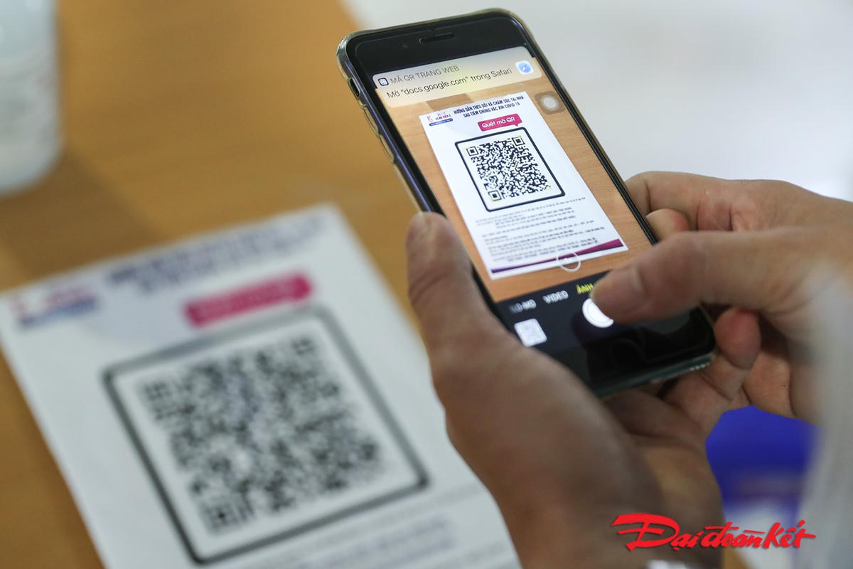 Sau 7 ngày những người tiêm chủng bắt buộc phải quét mã QR để báo cáo các phản ứng sau tiêm.