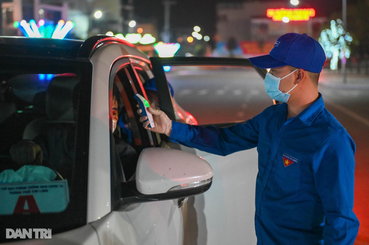 Pháo hoa rực rỡ, người dân vỡ òa cảm xúc khi TP Chí Linh được gỡ phong tỏa