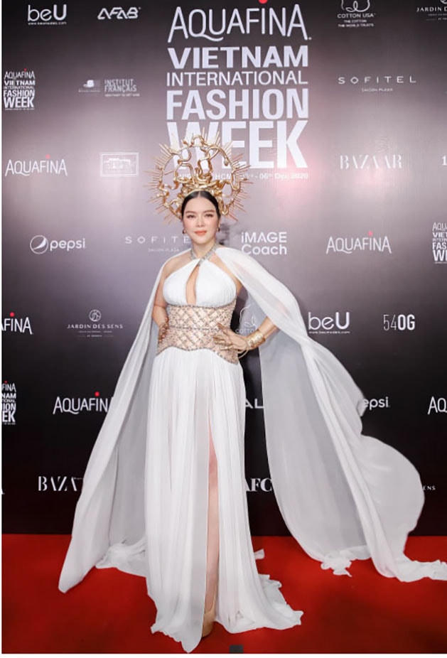 Diễn viên Lý Nhã Kỳ tỏa sáng như “nữ thần” Medusa tại thảm đỏ bế mạc, vừa gợi cảm vừa quyền lực trong thiết kế và phụ kiện độc đáo.  