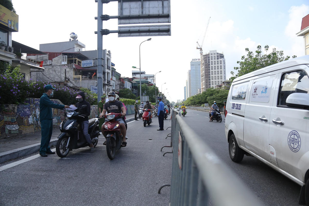 Lực lượng chức năng kiểm soát toàn bộ các phương tiện đi qua các chốt. 