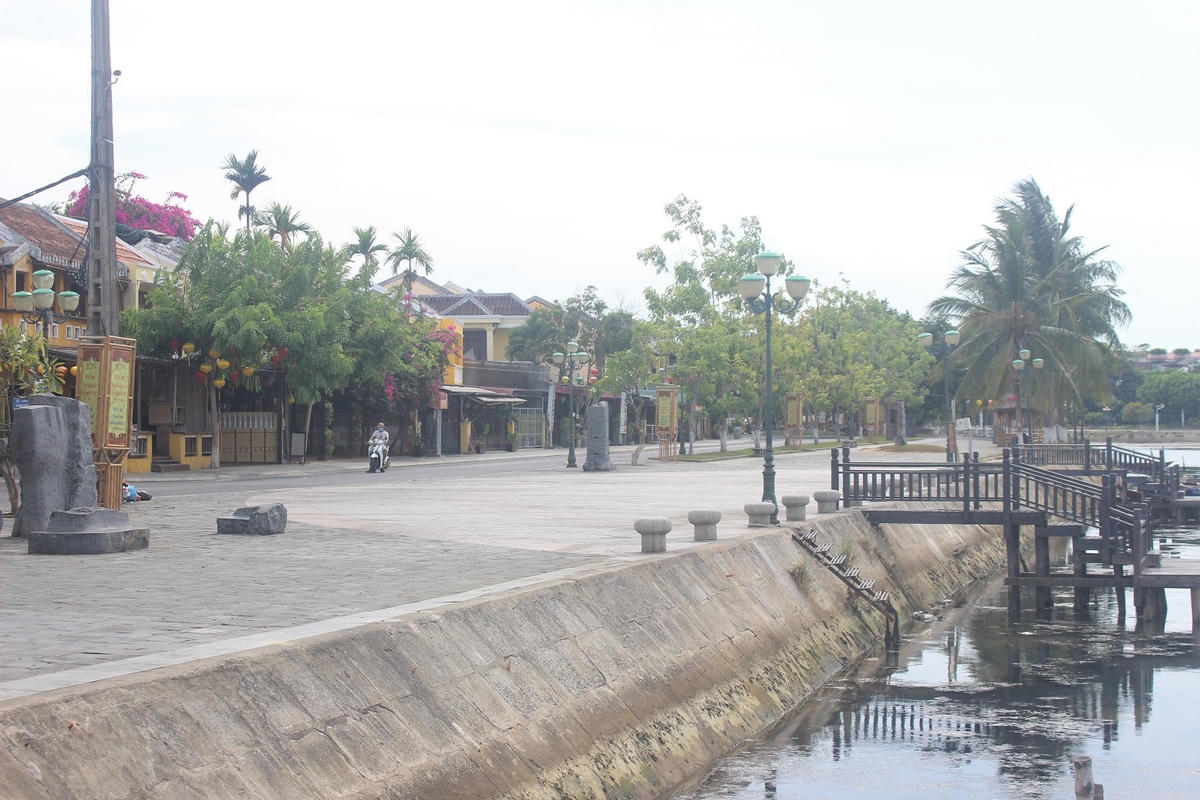 Một góc khu phố An Hội vắng vẻ người đi lại.