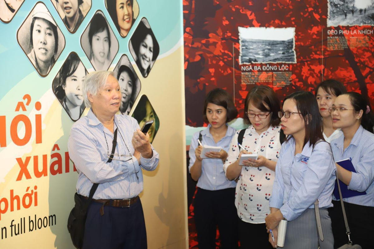 PGS.TS Nguyễn Văn Huy trao đổi với sinh viên về trưng bày bảo tàng.