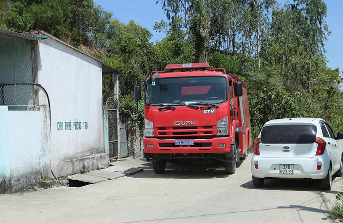 Xe cứu hỏa phun nước dập lửa. Ảnh: Nguyễn Hải.  
