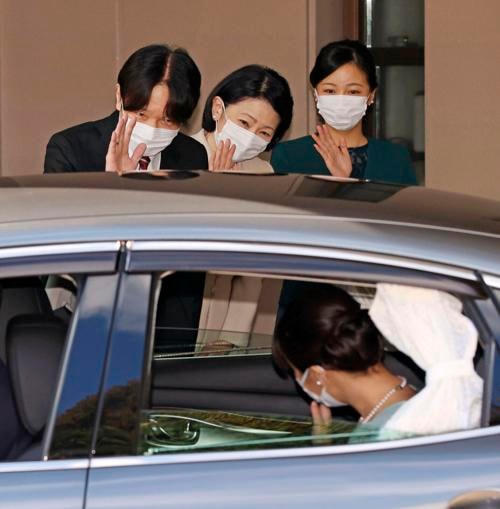 Thái tử Akishino, Công chúa Kiko và Công chúa Kako vẫy tay tạm biệt Công chúa Mako. Ảnh: Reuters.
