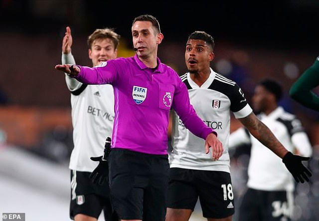 Trọng tài Coote từ chối bàn thắng của Fulham.  