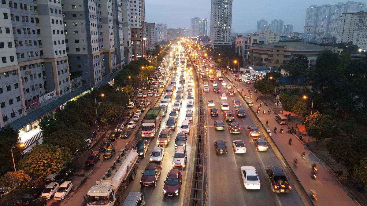 Lưu lượng lớn xe cá nhân, xe khách liên tỉnh chiếm đa số phương tiện dẫn đến cảnh ùn tắc nghiêm trọng, các phương tiện di chuyển khó khăn.