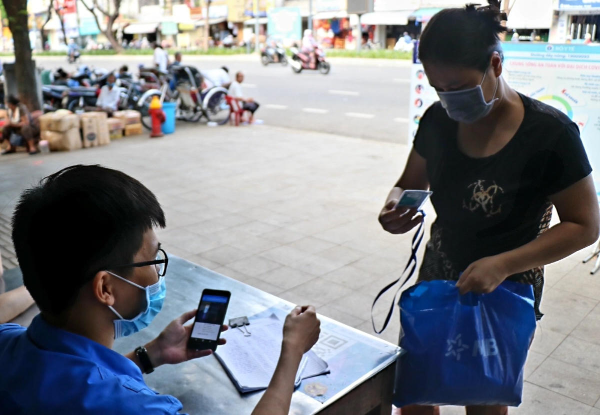 Trong khi đó, bà Trương Thị Thanh Tâm (tiểu thương đang buôn bán tại chợ Đông Ba) cho biết, bà được cấp thẻ QR từ hơn 2 ngày. "Nếu như trước đây mỗi lần đi vào chợ phải khai báo y tế mất nhiều thời gian, thì nay chỉ cần trình chiếc thẻ này cho lực lượng làm nhiệm vụ tại điểm khai báo y tế quét mã chỉ trong tích tắt là xong. Thật sự rất thuận tiện", bà Tâm chia sẻ.