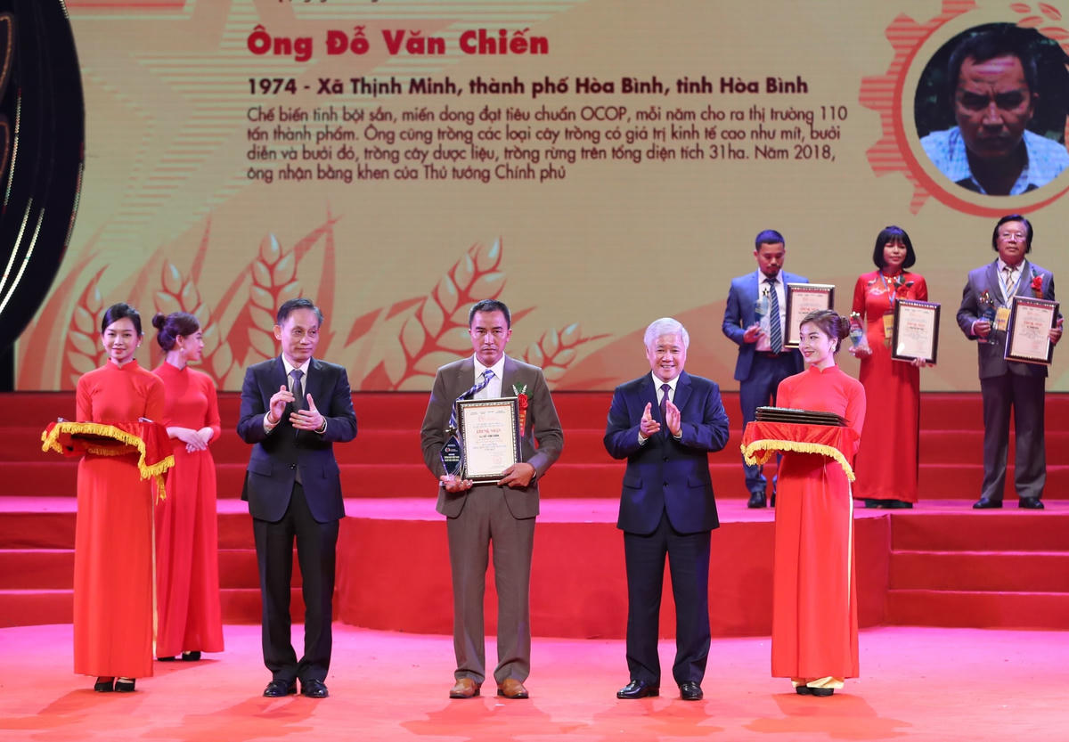 Bí thư Trung ương Đảng, Chủ tịch UBTƯ MTTQ Việt Nam Đỗ Văn Chiến và ông Lê Hoài Trung, Ủy viên Trung ương Đảng, Trưởng ban Đối ngoại Trung ương trao danh hiệu Nông dân Việt Nam xuất sắc năm 2021.
