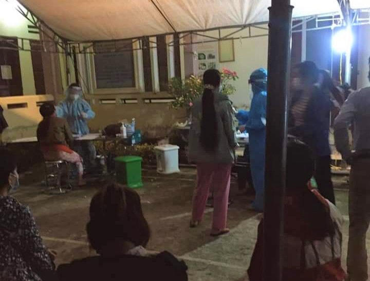 Ngành chức năng của huyện Hà Trung đang thần tốc lấy mẫu xét nghiệm cho người dân trên địa bàn xã Hà Ngọc.