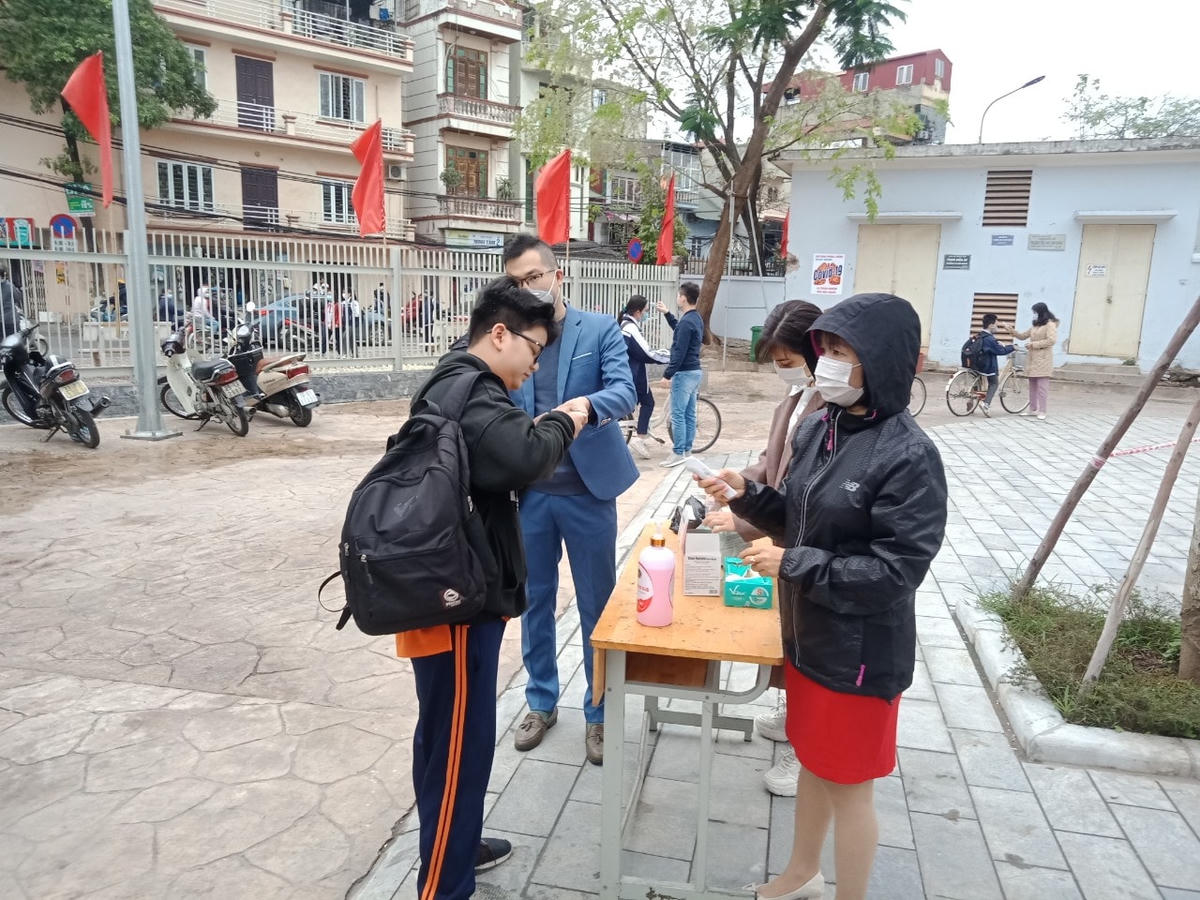 Một học sinh quên đeo khẩu trang đã được thầy cô phát khẩu trang và nhắc nhở.