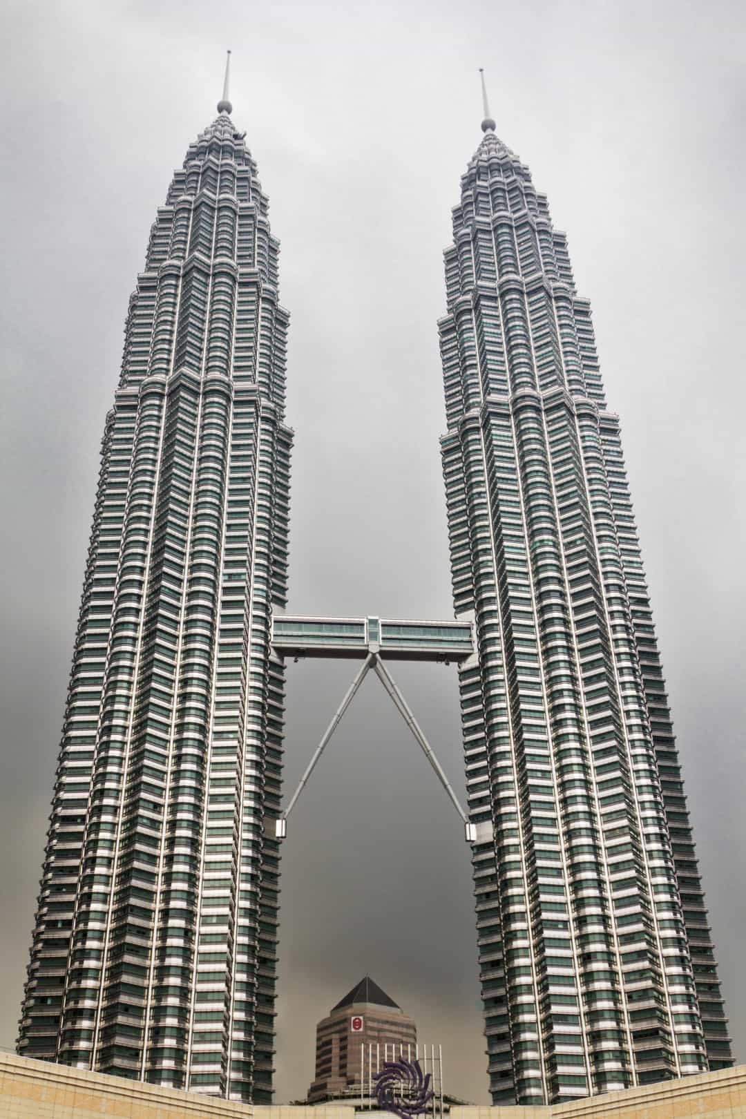 Tháp đôi Petronas 1 ở Kuala Lumpur, Malaysia cao 452 m được khai trương vào năm 1998.  