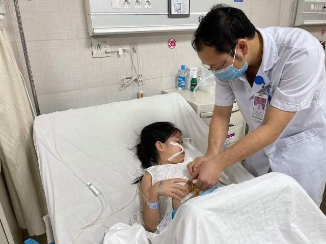 ThS.BS Nguyễn Đức Lân khám lại cho bệnh nhi.