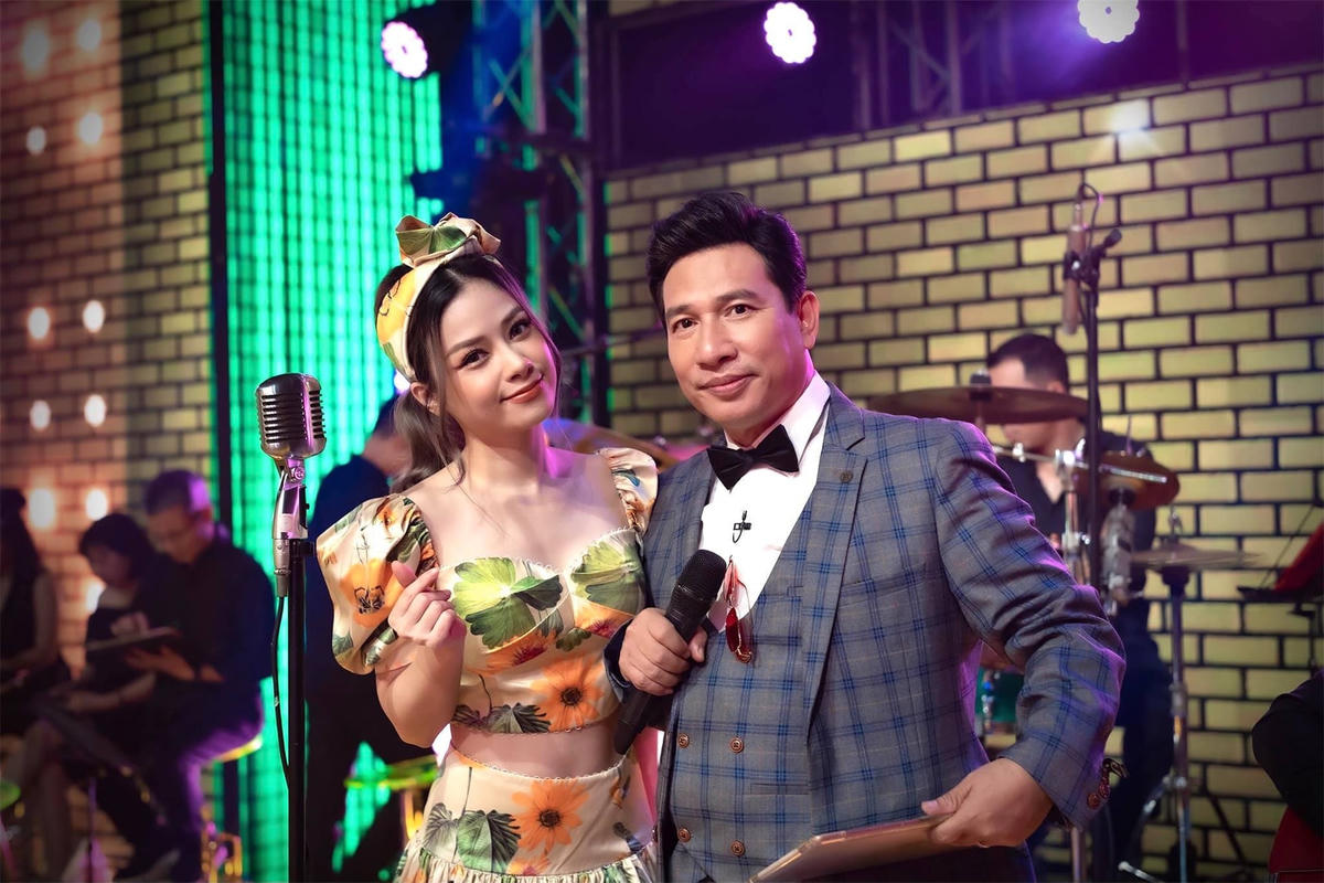Nghệ sĩ Quang Thắng khiến khán giả ngã ngửa với vẻ bảnh bao khi xuất hiện bên cạnh ca sĩ Dương Hoàng Yến trên sân khấu Cuộc hẹn cuối tuần.